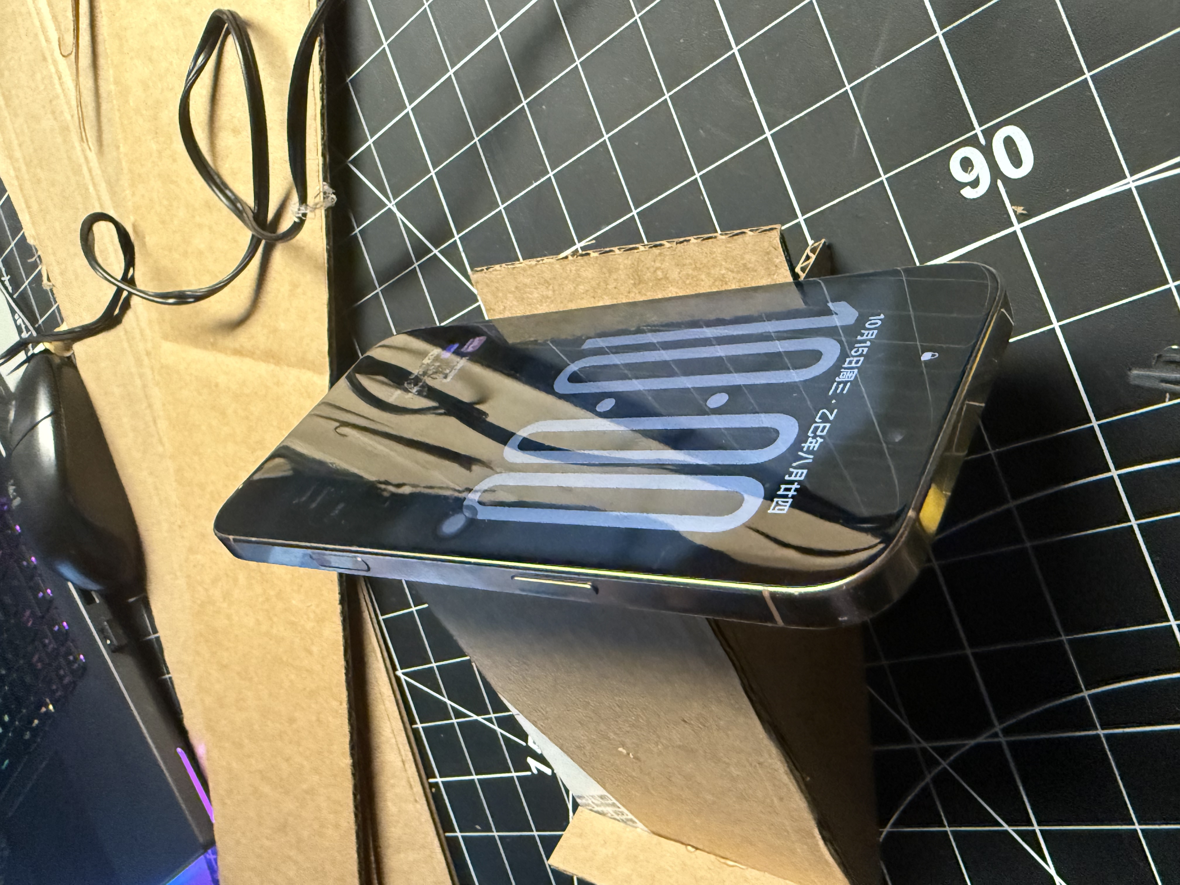 I tested the stand’s balance using a more inclined position to observe usability differences.